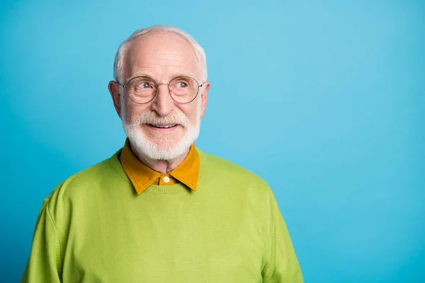 Foto do avô aposentado olhar lado vazio espaço desgaste óculos verde suéter isolado azul cor fundo — Fotografia de Stock