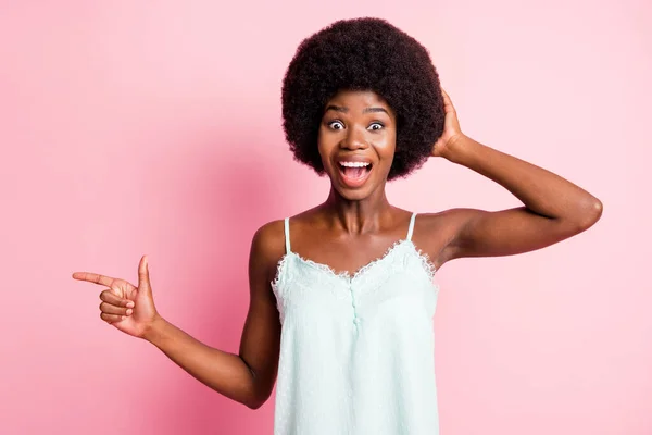 Foto der Brünette schöne trendige stilvolle Dame Punkt leeren Raum Hand Kopf tragen Singlet isoliert auf rosa Hintergrund — Stockfoto