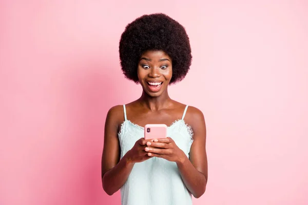 Portrét krásné hnědé vlasy stylové módní dáma držet vzhled telefonu jako reakce oblečení tank-top izolované na růžové barevné pozadí — Stock fotografie