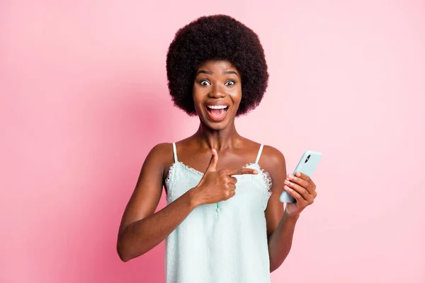 Retrato de bastante pelo marrón elegante mujer de moda usar punto de sujeción única promoción smartphone aislado en el fondo de color rosa — Foto de Stock