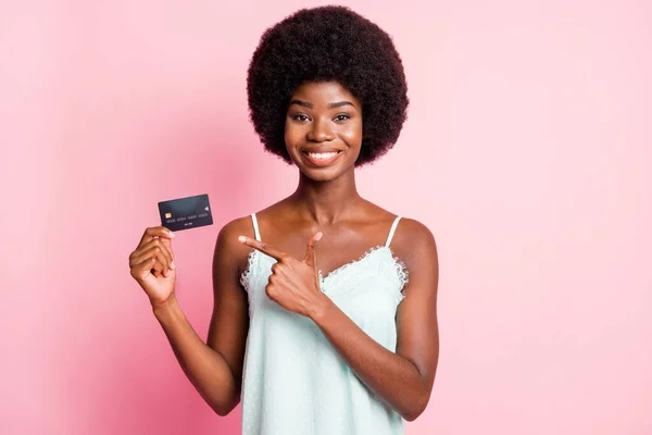 Foto de cabelos castanhos elegante moda senhora mostrar cartão de crédito ponto oferta anúncio desgaste tanque-top isolado no fundo cor de rosa — Fotografia de Stock