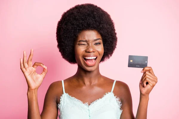Zdjęcie brunetka modne stylowe dziewczyna mrugnięcie Pokaż okay znak trzymać karty kredytowej nosić tank-top promocji izolowane na różowym tle kolor — Zdjęcie stockowe