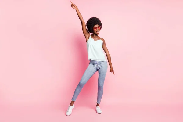 Foto em tamanho completo de pessoa penteado muito ondulado dançando desgaste animado singlet azul isolado no fundo cor-de-rosa — Fotografia de Stock