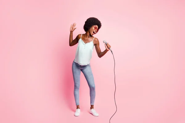 Foto de tamaño completo de la señora atractiva cantando divertirse llevar camiseta azul aislado sobre fondo de color rosa — Foto de Stock