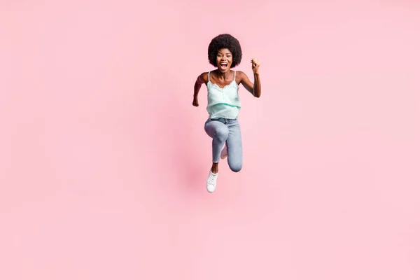 Полная длина фото изумленной дамы с открытым ртом кулаки вверх прыжки носить синий топ танк изолированы на розовом фоне цвета — стоковое фото