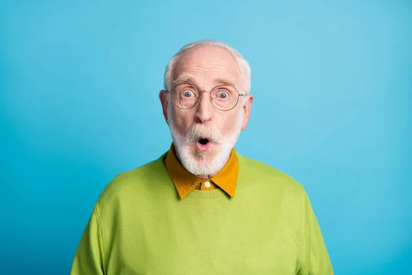Emeklinin resmi. Dede ağzı açık. Kameraya bak. Yeşil süveter giy. — Stok fotoğraf