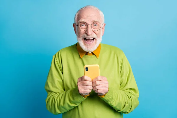 Emekli yaşlı adamın fotoğrafı. Telefonu açık tut. Deli surat, gözlük tak. — Stok fotoğraf