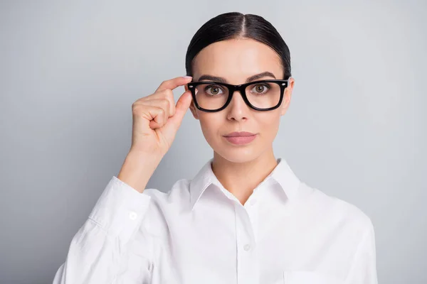 Foto di donna seria guarda fotocamera dita tenere occhiali camicia bianca isolato colore grigio sfondo — Foto Stock