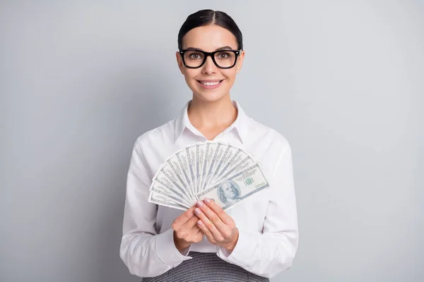 Foto di allegra signora affari tenere ventaglio contanti indossare occhiali camicia bianca isolato colore grigio sfondo — Foto Stock