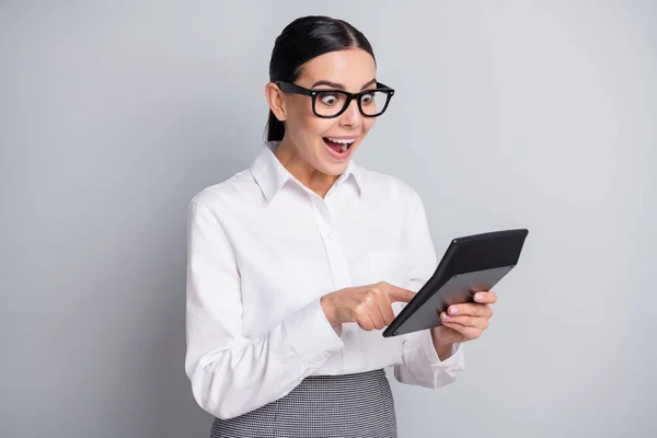 Foto de jovem contador chocado segurar calculadora boca aberta usar óculos camisa branca isolado fundo de cor cinza — Fotografia de Stock