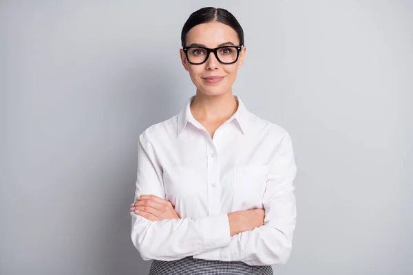 Foto de la señora de negocios seguro de sí mismo cruzó las manos mirar cámara usar gafas camisa blanca aislado fondo de color gris — Foto de Stock