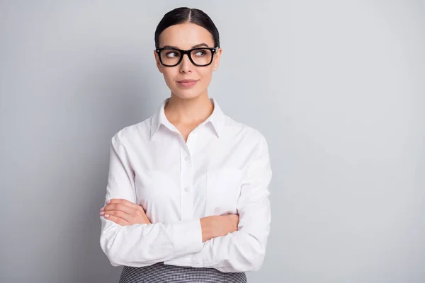 Foto di donna d'affari concentrata mani piegate sguardo vuoto spazio usura occhiali camicia bianca isolato colore grigio sfondo — Foto Stock