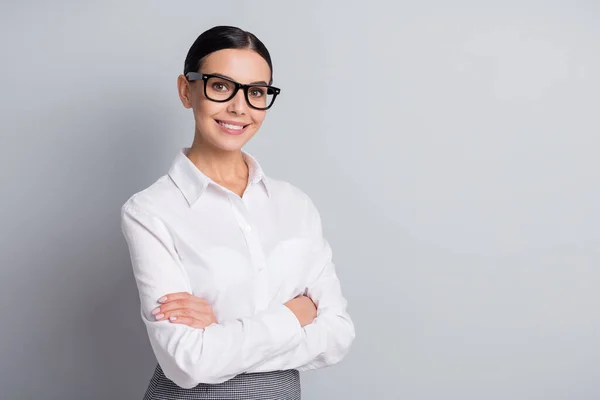 Foto av smart självsäker dam korsade armar ser kamera glänsande leende bära glasögon vit skjorta isolerad grå färg bakgrund — Stockfoto