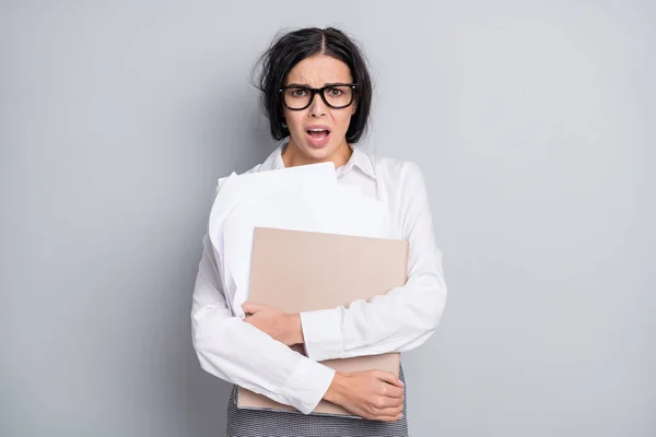 Foto de niña loca con problemas sostener carpeta papeleo boca abierta desgaste gafas camisa blanca aislado color gris fondo — Foto de Stock