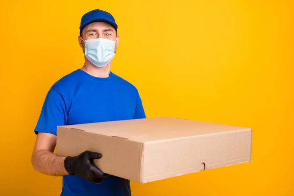 Retrato de mão de obra braços hold box desgaste médico frio respirador de segurança isolado no fundo de cor amarela — Fotografia de Stock