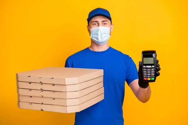 Foto de entrega cara segurar pizzas pos desgaste terminal cuidados de saúde respirador facial frio isolado no fundo de cor amarela — Fotografia de Stock