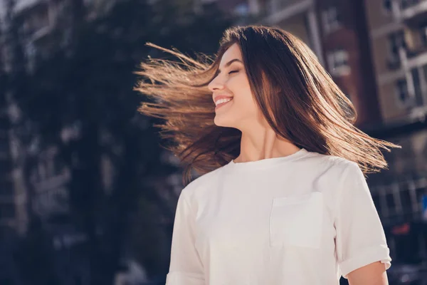 Foto porträtt av kvinna vinka hår leende utomhus — Stockfoto