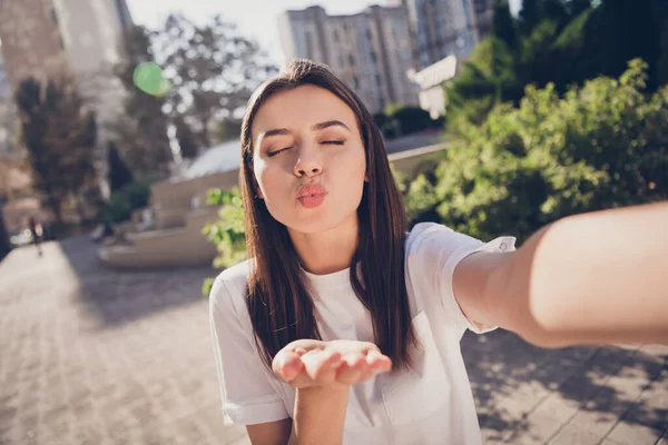 Portrait photo de fille envoyant baiser d'air prenant selfie tenant avec une main dans le parc — Photo