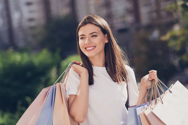 Fénykép portré mosolygós lány bevásárló táskák a parkban — Stock Fotó