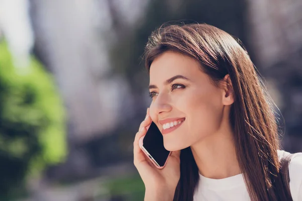 Foto retrato de menina sorrindo falando no telefone ao ar livre — Fotografia de Stock