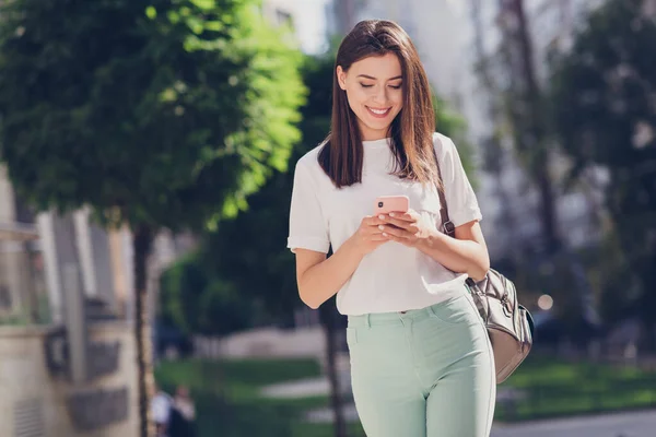 Foto portret van meisje lopen met telefoon in twee handen met behulp van navigatie app buiten — Stockfoto