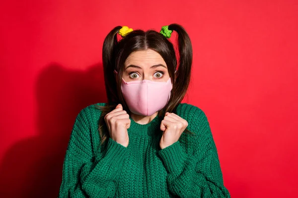 Photo de branché étonné excité jeune femme tenir les poings porter vert tricoté vente de masque de pullover isolé sur fond de couleur rouge — Photo