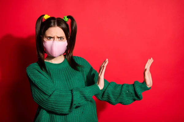 Фото несчастного модного коричневого хвоста девушка показывает знак стоп носить маску emidemic copyspace изолированы на красном фоне — стоковое фото