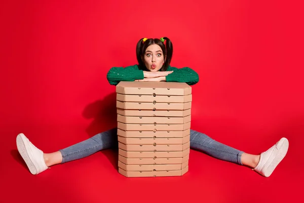 Foto di flirty cute giovane signora indossare pullover verde maglia seduta ordinato troppe pizze isolato colore rosso sfondo — Foto Stock