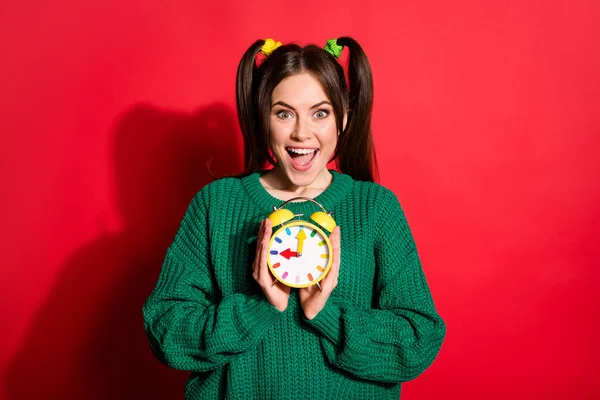 Retrato de joven hermosa excitada feliz positivo hembra reloj mirada cámara aislada sobre fondo de color rojo —  Fotos de Stock