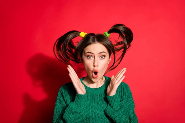 Foto van grappige verrast jonge vrouw gekleed groene gebreide trui stijgende vuisten armen grote ogen geïsoleerde rode kleur achtergrond — Stockfoto