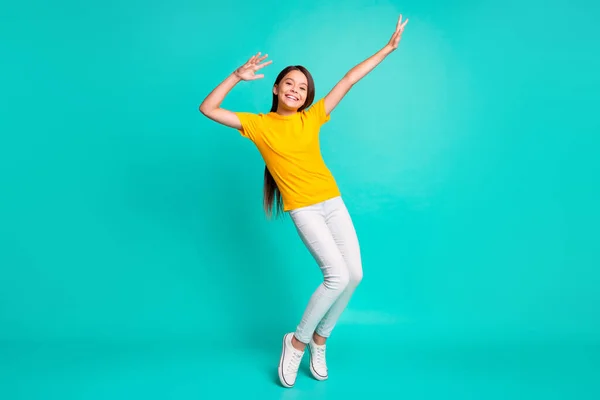 Foto de corpo inteiro de menina legal dançando vestir roupas de estilo casual isolado sobre fundo de cor turquesa — Fotografia de Stock