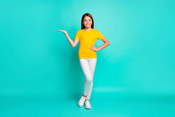 Foto de cuerpo completo de un niño pequeño de la mano espacio vacío para anuncios promo desgaste ropa de estilo casual aislado sobre fondo de color verde azulado — Foto de Stock