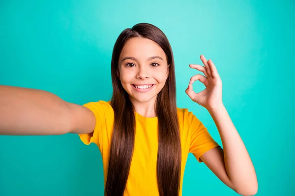 Foto de niña positiva hacer selfie show signo de bien desgaste traje de estilo casual aislado sobre fondo de color verde azulado —  Fotos de Stock