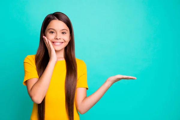 Фото маленькой девочки держать руку подражателя для промо-рекламы носить повседневный стиль одежды изолированы на бирюзовом фоне цвета — стоковое фото