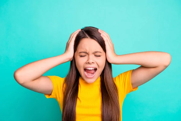 Фото сердитая девочка прикоснуться руки крик головы носить случайный яркий стиль одежды изолированы на бирюзовый цвет фона — стоковое фото