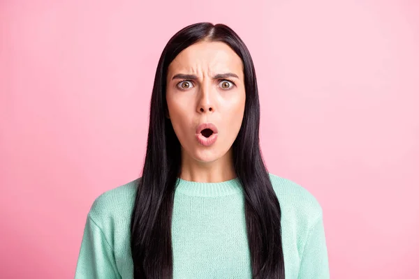 Foto portrét ohromený šokovaný bruneta v teal svetr s otevřenými ústy izolované na pastelové růžové pozadí — Stock fotografie