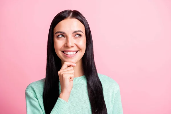 Zdjęcie portret marzycielski ciekawa brunetka myśląc o nowym pomyśle patrząc copyspace izolowane na pastelowym tle różowy kolor — Zdjęcie stockowe