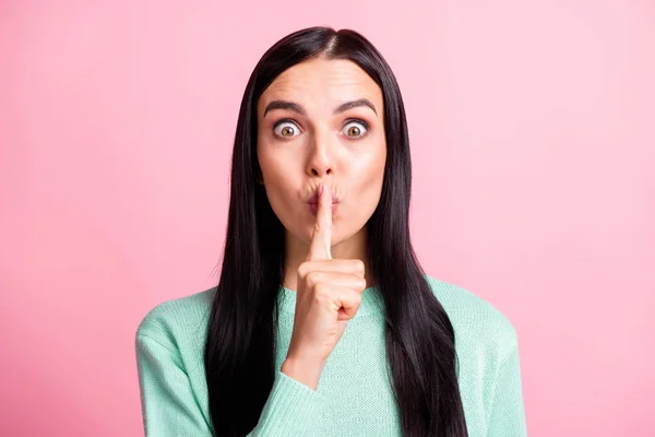 Foto retrato de menina mantendo o dedo secreto perto de lábios silencioso silencioso isolado no fundo cor-de-rosa pastel — Fotografia de Stock