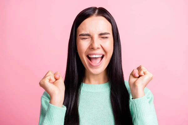 Foto retrato de fã feminino alegre feliz sorrindo gestos como vencedor olhos fechados isolados no fundo cor-de-rosa pastel — Fotografia de Stock