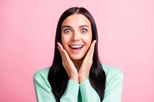 Retrato fotográfico de una estudiante sorprendida sonriente tocando mejillas con manos aisladas sobre fondo de color rosa pastel —  Fotos de Stock