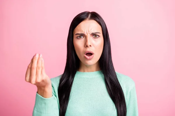 Foto portret van overstuur vrouw tonen italiaans teken met een hand geïsoleerd op pastel roze gekleurde achtergrond — Stockfoto