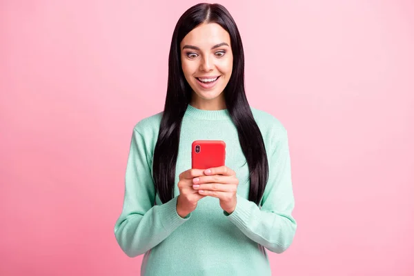 Fénykép portré sokkolt lány gazdaság telefon két kézzel elszigetelt pasztell rózsaszín színű háttér — Stock Fotó