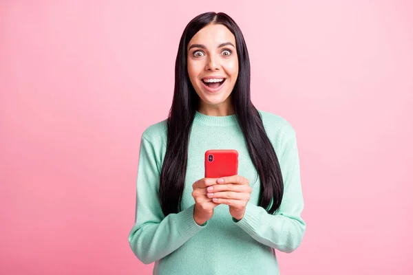 Fénykép portré eksztatikus nő gazdaság telefon két kézzel elszigetelt pasztell rózsaszín színű háttér — Stock Fotó