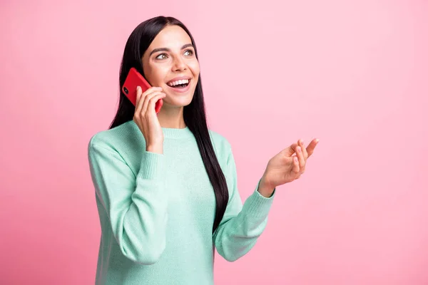 Foto retrato de mulher falando via telefone celular isolado no fundo de cor rosa pastel — Fotografia de Stock