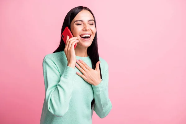 Telefonda konuşan gülen kızın resmi. Pastel pembe arka planda izole edilmiş. — Stok fotoğraf