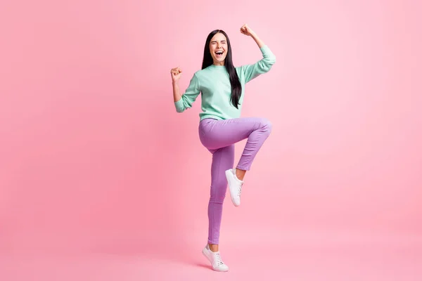 Full length φωτογραφία του χαριτωμένο έκπληκτος νεαρή γυναίκα ντυμένος τιρκουάζ πουλόβερ αυξάνεται γροθιές απομονωμένο ροζ φόντο χρώμα — Φωτογραφία Αρχείου