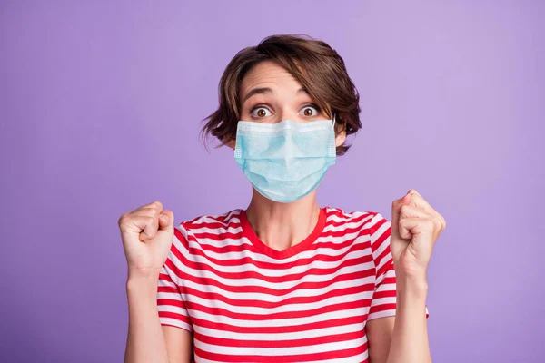 Foto van schattig grappig meisje verhogen vuisten opgewonden slijtage respiratoire gestreepte t-shirt geïsoleerde violette kleur achtergrond — Stockfoto