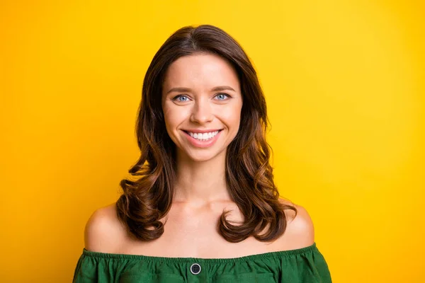 Porträtt av unga glada leende glad gott humör vacker kvinna bära off-shoulder blus isolerad på gul färg bakgrund — Stockfoto
