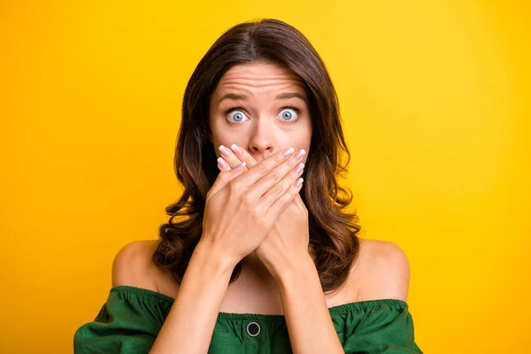 Fotografie ohromený vinen mladá žena říct tajnou chybu kryt ústa ruce izolované na žlutém pozadí — Stock fotografie