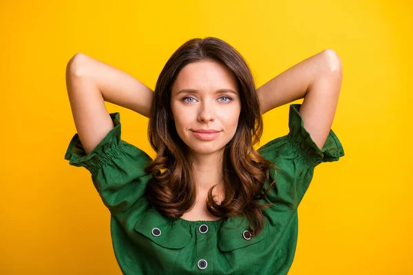 Haut au-dessus de la photo de vue d'angle élevé de la femme sérieuse tenir les mains derrière la tête repos d'humeur paisible isolé sur fond de couleur jaune — Photo